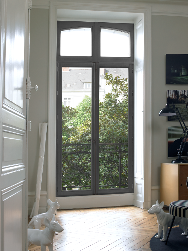 Installation d'une fenêtre en bois à Sautron (44) - Menuiserie Rollande - Maître Artisan Spécialiste Rénovation