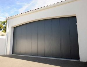 Installation d'une porte de garage sectionnelles à Nantes (44) - Menuiserie Rollande - Maître Artisan Spécialiste Rénovation