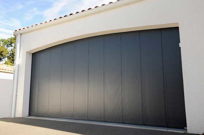 Installation d'une porte de garage sectionnelles à Nantes (44) - Menuiserie Rollande - Maître Artisan Spécialiste Rénovation