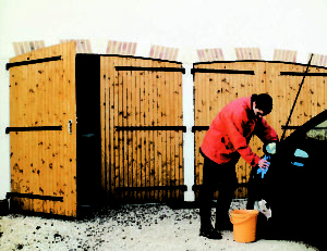 Porte de garage en bois traditionnelles à Vigneux-de-Bretagne (44) - Menuiserie Rollande - Maître Artisan Spécialiste Rénovation