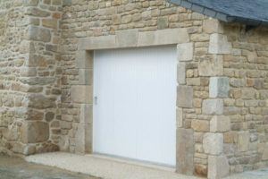 Porte de garage traditionnelles en PVC à Orvault (44) - Menuiserie Rollande - Maître Artisan Spécialiste Rénovation
