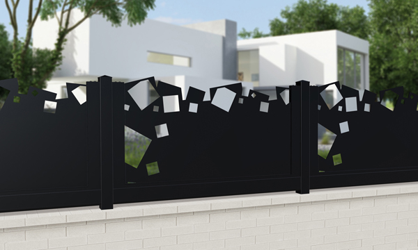 Installation d'une clôture contemporaine pleine avec découpe en carré à Bouguenais (44) - Menuiserie Rollande - Maître Artisan Spécialiste Rénovation
