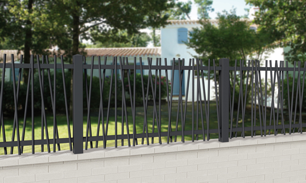 Installation d'une clôture contemporaine avec barreau croisé à Saint-Herblain (44) - Menuiserie Rollande - Maître Artisan Spécialiste Rénovation
