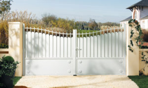 Installation d'un portail en alu blanc à Nantes (44) - Menuiserie Rollande - Maître Artisan Spécialiste Rénovation