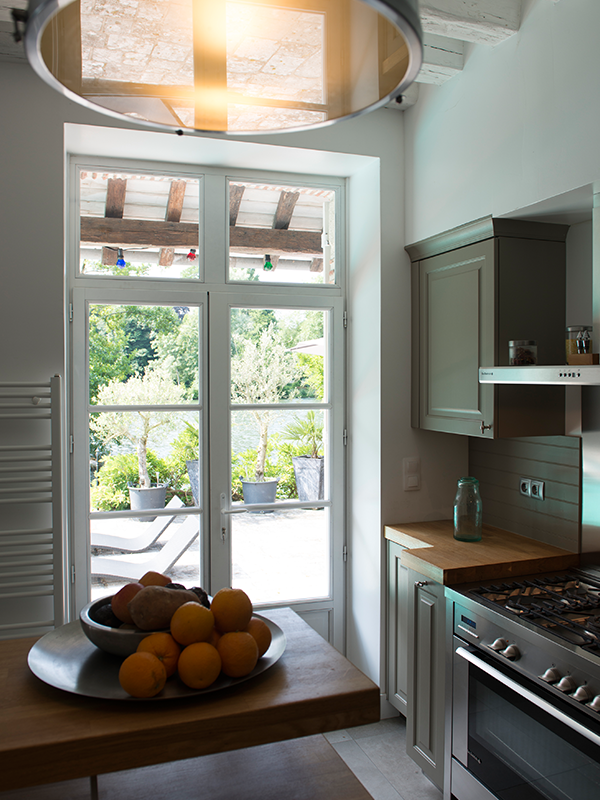 Installation d'une porte fenêtre PVC dans une cuisine à Sautron (44) - Menuiserie Rollande - Maître Artisan Spécialiste Rénovation