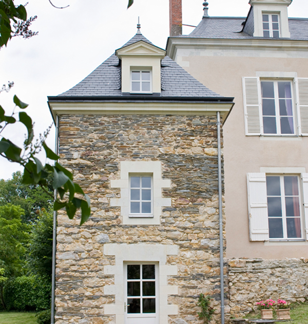 Installation d'une porte fenêtre PVC dans un château à Orvault (44) - Menuiserie Rollande - Maître Artisan Spécialiste Rénovation