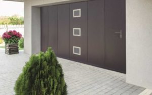 Installation d'une porte de garage avec porte d'entrée à Couëron (44) - Menuiserie Rollande - Maître Artisan Spécialiste Rénovation