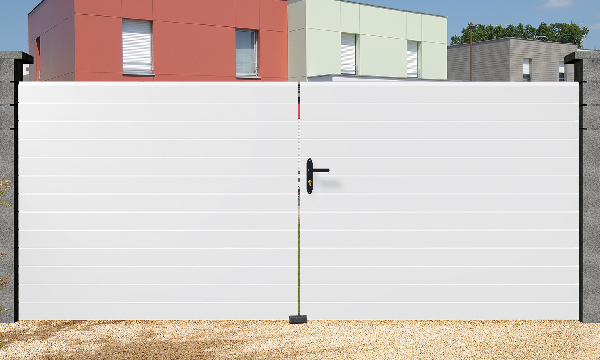 Installation d'un portail PVC battant droit plein à Sautron (44) - Menuiserie Rollande - Maître Artisan Spécialiste Rénovation
